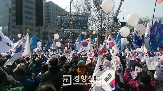 지난해 3월 서울 중구 대한문 앞에서 열린 박근혜 당시 대통령 탄핵 반대 집회. 이 무렵부터 보수우파 유튜브들은 가파른 성장세를 보였다. / 김원진 기자