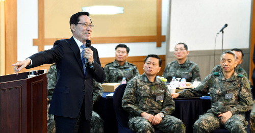 송영무 국방부 장관이 지난해 12월 1일 무궁화회의에 참석해 장군들에게 연설을 하고 있다. 국방부 제공