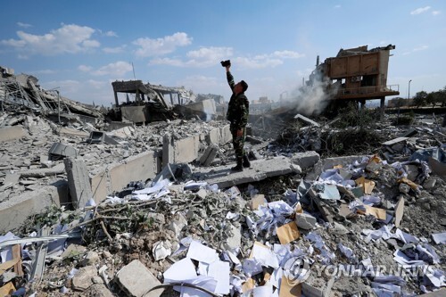 올해 4월 서방의 공습으로 파괴된 다마스쿠스 인근 시리아정부 연구시설 [AP=연합뉴스 자료사진]