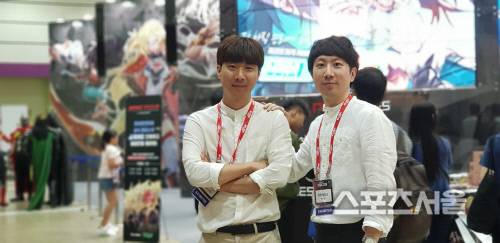 전직 프로게이머에서 게임 개발사 대표로 변신한 박지훈(오른쪽) 대표와 개발자로 새로운 출발을 한 이윤열(왼쪽)이 코믹콘 현장에 마련된 엔젤게임즈 부스에서 포즈를 취했다. 김진욱 기자