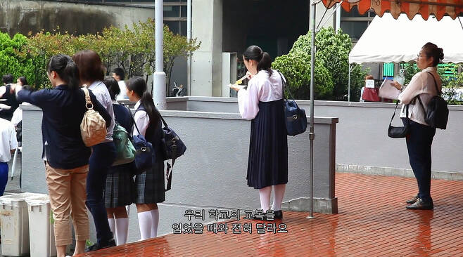 영화 <카운터스>에는 일본인 학생들이 조선학교의 치마 저고리 교복을 입고 길에 나가보는 실험을 하는 장면이 나온다.