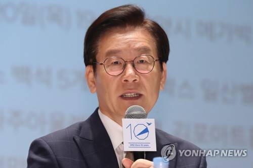 인사말하는 이재명 지사 (서울=연합뉴스) 강민지 기자 = 7일 오전 서울 종로구 서울역사박물관에서 열린 제10회 DMZ국제다큐영화제 공식 기자회견에서 조직위원장 자격으로 참석한 이재명 경기도지사가 인사말을 하고 있다. 2018.8.7 mjkang@yna.co.kr (끝)