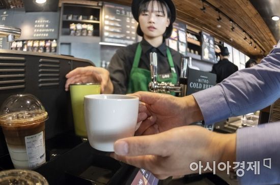 서울 시내의 한 커피숍을 찾은 한 고객이 일회용컵 대신 머그잔을 이용하고 있다./윤동주 기자 doso7@