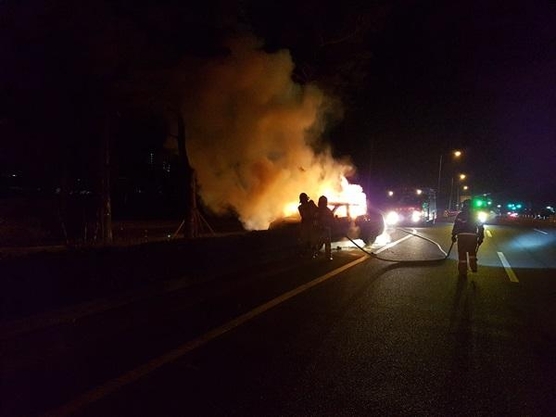 경북 상주시 남상주 나들목 국도에서 화재가 발생해 전소된 에쿠스 차량의 모습 /상주소방서 제공