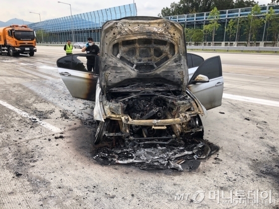 9일 오전 8시50분쯤 제2경인고속도로 인천방향 안양과천TG 인근을 지나던 BMW 320d 차량에서 화재가 발생했다. 사진은 화재가 발생한 BMW 320d./사진제공=BMW 운전자