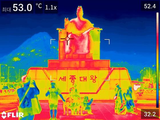 8월 2일 오후 서울 광화문 광장 모습을 열감지 카메라로 찍었다. 온도가 높을수록 붉은색으로, 낮을수록 푸른색으로 표시된다. 뜨거운 햇볕에 세종대왕 동상 전체가 새빨게졌다. 장진영 기자