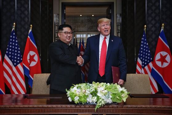 지난 6월 12일 싱가포르 센토사 섬 카펠라호텔에서 열린 북미정상회담에서 북한 김정은 국무위원장과 미국 도널드 트럼프 대통령이 공동합의문에 서명을 마친 뒤 악수하는 모습.