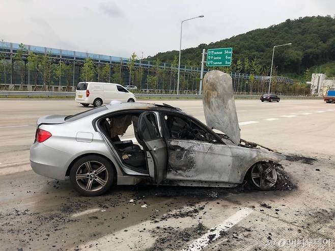 지난 9일 오전 8시50분쯤 제2경인고속도로 인천방향 안양과천TG 인근을 지나던 BMW 320d 차량에서 화재가 발생했다. 사진은 화재가 발생한 BMW 320d./사진제공=BMW 운전자