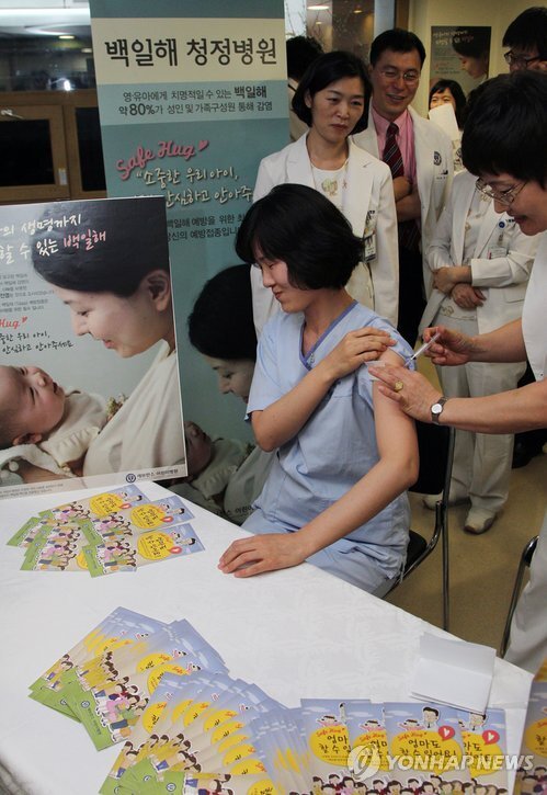 어린이병원 의료진 백일해 예방접종 [연합뉴스 자료사진]