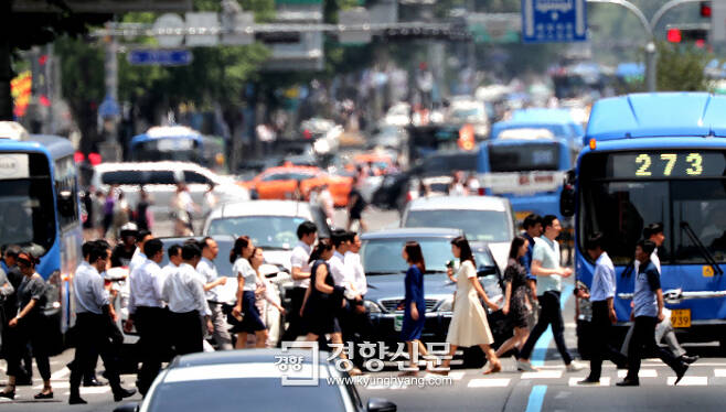 서울 광화문 인근도로에서 주변 직장인들이 지열이 올라와 이글거리는 횡단보도를 건너고 있다. / 이상훈 선임기자