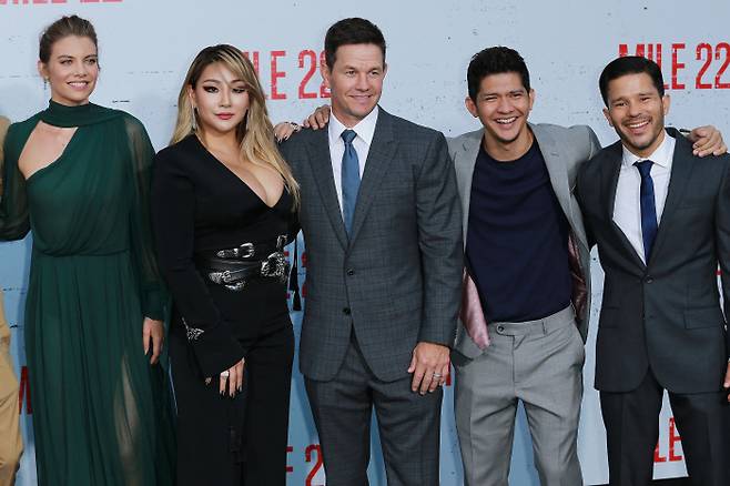 배우 로렌 코핸, 씨엘, 마크 월버그, 이코 우웨이스, 칼로 앨반이 9일(현지시간) 미국 캘리포니아 웨스트 빌리지 씨어터에서 열린 ‘마일 22’ 프리미어 시사회에 참석해 포즈를 취하고 있다. 게티이미지뱅크