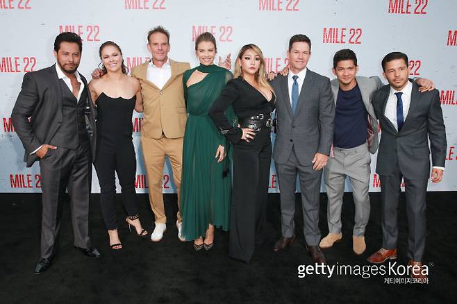 (왼쪽부터) 샘 메디나, 론다 로우지, 피터 버그, 로렌 코핸, 씨엘, 마크 월버그, 이코 우웨이스, 칼로 앨반이 9일(현지시간) 미국 캘리포니아 웨스트 빌리지 씨어터에서 열린 ‘마일 22’ 프리미어 시사회에 참석했다. 게티이미지뱅크