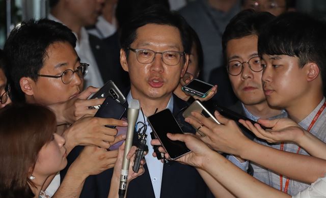 김경수 경남지사가 10일 새벽 드루킹 댓글 조작 공모 관련 2차 소환조사를 마친뒤 강남 특검 사무실을 나서고 있다. 연합뉴스