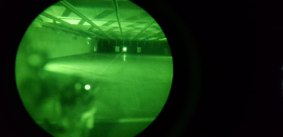 워리어플랫폼 액서서리를 이용해 야간사격 조준을 하는 모습. 야시경을 통해 녹색 광선(레이저)가 보인다. [사진 국방부 기자단]