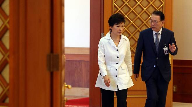 박근혜 전 대통령이 2014년 7월18일 청와대에서 신임 장관 임명장 수여식을 하기 위해 김기춘 비서실장과 함께 수여식장으로 입장하고 있다. 이정용 기자 lee312@hani.co.kr