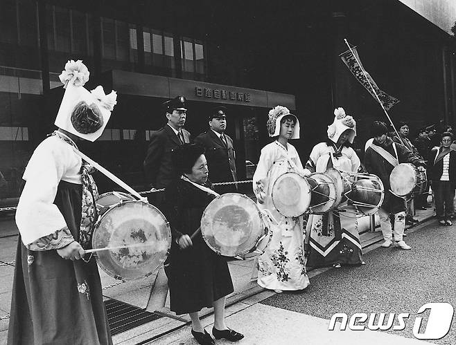 우토로 주민들은 일본 각지에서 풍물을 하며 우토로 문제 해결을 호소했다. (우토로 역사관을 위한 시민모임 제공) © News1