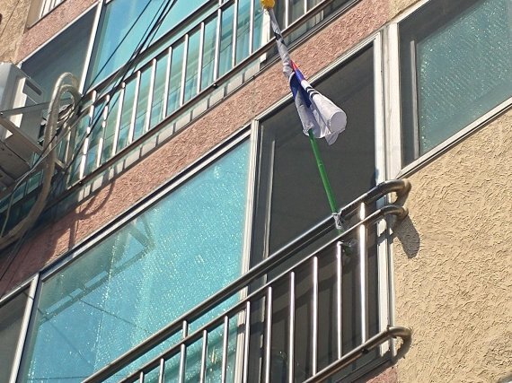 15일 오전 서울 영등포구 신길동 한 다세대주택 건물에 끈으로 고정된 태극기가 걸려있다./사진=김유아 기자