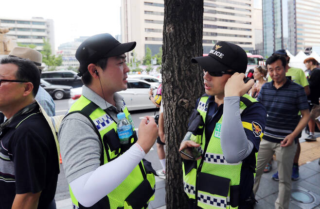 '대화경찰'들이 집회 참가자들의 청와대 방면 행진에 대한 정보를 교환하고 있다. 김경록 기자