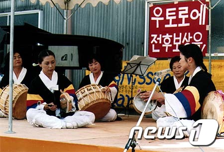 우토로 주민들은 일본 각지에서 풍물을 하며 우토로 문제 해결을 호소했다. (우토로 역사관을 위한 시민모임 제공) © News1