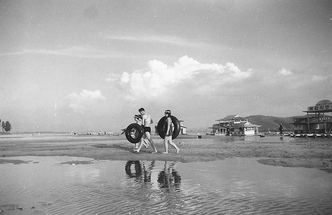 1955년 임인식 작가가 촬영한 한강 백사장 풍경과 피서를 즐기는 시민들.