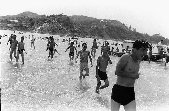 1955년 임인식 작가가 촬영한 영동대교 근방의 뚝섬. 물놀이 하는 시민들.