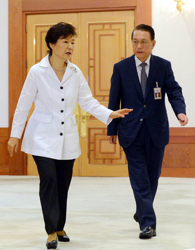 박근혜 대통령이 2014년 청와대에서 임명장 수여식을 하기 위해 입장하고 있다. 청와대사진기자단