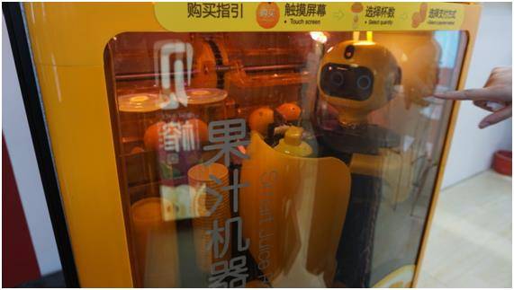 ‘제10회 선전 국제 IoT 박람회’에 기비가 전시한 인공지능 생과일 주스 자판기. 맹하경 기자