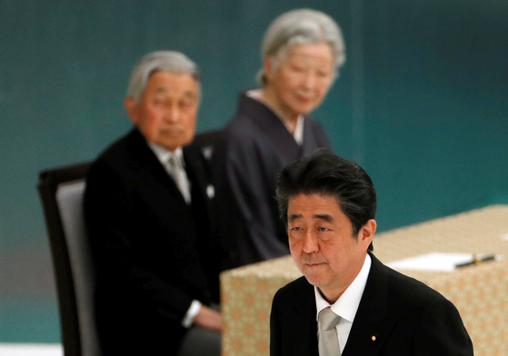 15일(현지시간) 일본 도쿄 부도칸에서 열린 전몰자 추도식에 참석한 아키히토 일왕 부부(뒷줄)가 아베 총리를 바라보고 있다. [로이터=연합뉴스]