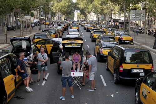 바르셀로나 도심을 점거하고 시위하는 스페인 택시 기사들 [AP=연합뉴스]