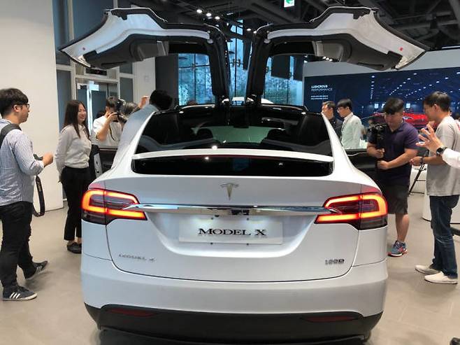 테슬라코리아가 17일 미디어 행사를 열고 모델 X를 공개했다.