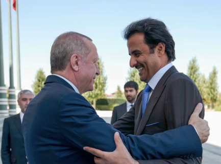 타밈 빈 하마드 알 타니(오른쪽) 카타르 국왕이 2018년 8월 15일 터키 수도 앙카라를 방문해 레제프 타이이프 에르도안 터키 대통령과 인사를 하고 있다. /카타르 국왕 트위터