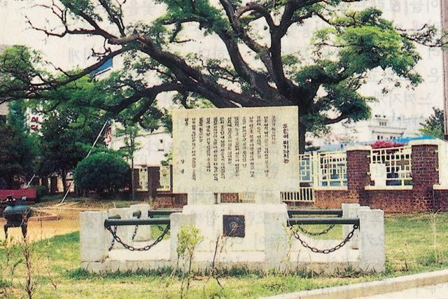 김영랑 시인의 시구가 새겨진 전남 강진의 군립도서관의 시비. 한국일보 자료사진