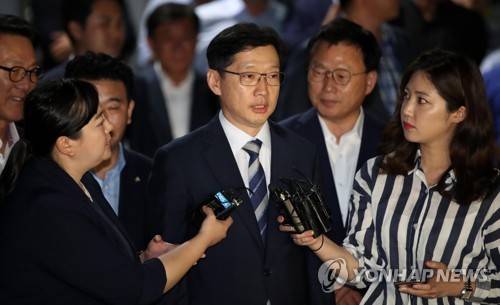 구속영장 기각된 김경수 (의왕=연합뉴스) 김인철 기자 = '드루킹' 여론조작 지시 혐의를 받는 김경수 경남도지사가 18일 새벽 영장이 기각되자 대기 중이던 서울구치소를 나서며 취재진 질문에 답하고 있다. yatoya@yna.co.kr (끝)