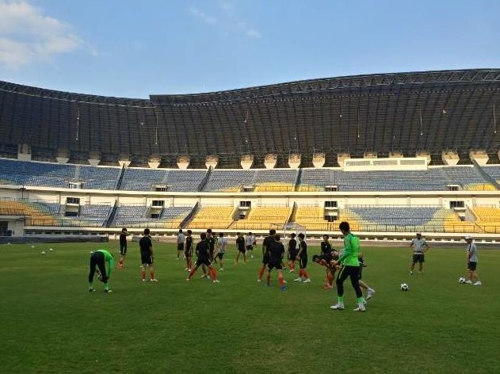 18일 인도네시아 반둥의 겔로랑 반둥 라우탄 아피 스타디움에서 U-23 축구 대표팀 선수들이 훈련을 펼치고 있다.(반둥=연합뉴스)