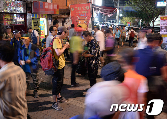 연일 폭염이 계속되는 가운데 서울 남구로역 인력시장에서 일자리를 구하는 일용직 근로자들이 북적이고 있다. 2016.8.19/뉴스1 © News1 최현규 기자