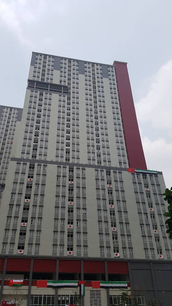 인도네시아 자카르타 선수촌 방마다 바깥에 내걸린 태극기(위)와 일장기(아래). 자카르타=김지한 기자