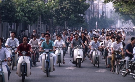 베트남 사람들은 뜨거운 태양 아래서 모터사이클을 주요 운송 수단으로 활용한다. 이 때문에 최근 자외선 차단 의류가 베트남에서 인기를 끌고 있다. [중앙포토]
