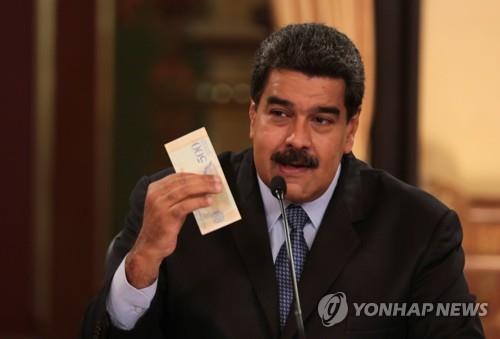 새 자국통화 '볼리바르 소베라노'를 소개하는 니콜라스 마두로 베네수엘라 대통령 [로이터=연합뉴스]