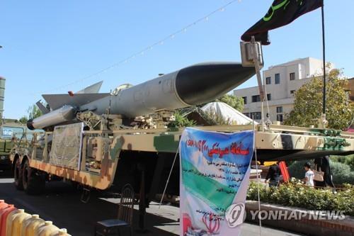 작년 9월 테헤란 시내에 전시된 대공 미사일 방어시스템 S-200[연합뉴스 자료사진]