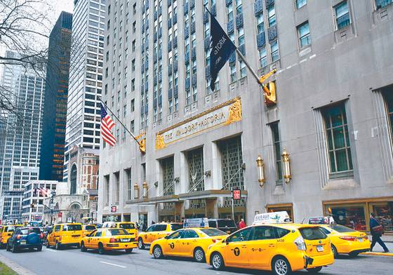 뉴욕 맨해튼에 위치한 월도프 아스토리아 호텔 앞에 뉴욕 명물인 옐로 캡(택시)이 줄지어 서 있다. 중국 안방보험은 최근 이 호텔을 매물로 내놓았다. [중앙포토]