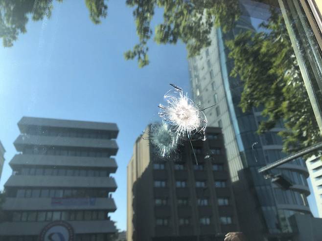 공격받은 미국 대사관 터키 앙카라 주재 미국 대사관의 유리창이 20일 오전(현지시간) 대사관 앞을 지나던 차량의 총격으로 금이 갔다. 앙카라 | AP연합뉴스