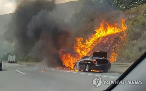 BMW에서 다시 불 (문경=연합뉴스) 20일 오후 경북 문경시 불정동 중부내륙고속도로에서 달리던 BMW에서 불이 나고 있다.  [문경소방서 제공]      psykims@yna.co.kr  (끝)