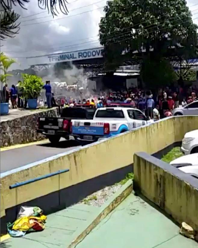 브라질 로라이마주 파카라이마시의 버스터미널에서 18일(현지시간) 베네수엘라 이민자에 반대하는 시위가 벌어지고 있다. 파카라이마|로이터연합뉴스