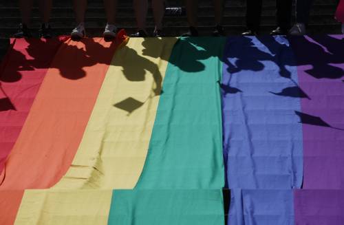 지난해 6월 서울 세종문화회관 앞에서 열린 아시아 성소수자 합창페스티벌 ‘핸드 인 핸드 서울 2017` 기자회견 현장. 연합뉴스