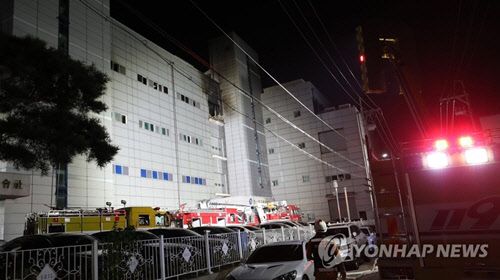 21일 밤 화재가 난 인천 남동구 한 전자제품 제조공장 모습. 현재 9명이 사망한 이 날 화재는 오후 3시 43분께 건물 4층에서 발생했다.<연합뉴스>