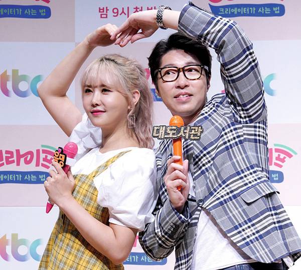 ⓒJtbc 포토갤러리 1세대 스타 크리에이터 윰댕(왼쪽)과 대도서관은 한 달에 억대 수익을 올린다.