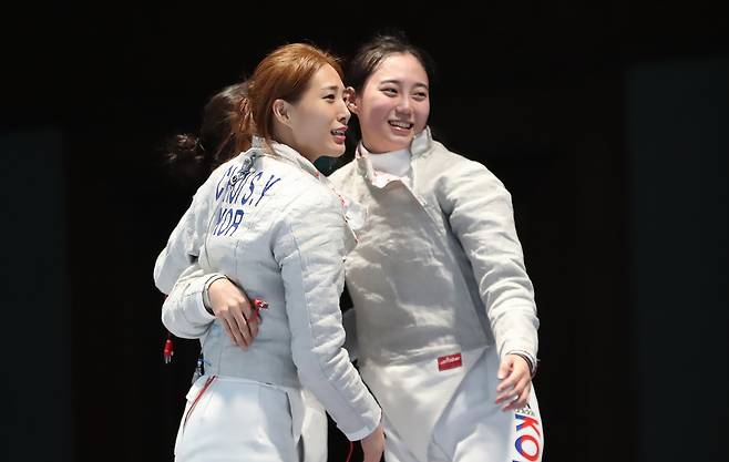 ▲ 펜싱 여자 사브르 단체전 금메달리스트, 최수연과 윤지수(오른쪽). ⓒ 연합뉴스