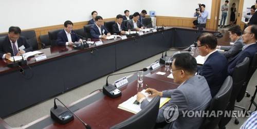 장기소액연체자 지원대책회의 주재하는 김용범 부위원장 (서울=연합뉴스) 김승두 기자 = 김용범 금융위 부위원장이 22일 서울 세종로 정부서울청사에서 장기소액연체자 지원대책추진현황 점검 간담회를 주재하고 있다. kimsdoo@yna.co.kr (끝)