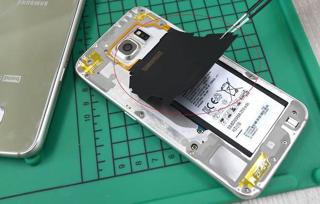 진품의 경우 NFC 안테나가 배터리에 부착돼 있지만, 짝퉁 갤럭시S6는 NFC 안터네와 배터리가 서로 붙어 있지 않았다.김동욱기자 gphoto@etnews.com