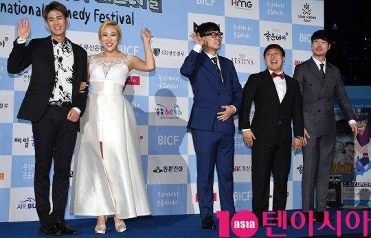 SNS홍보단(손민수,임라라,강민석,김동현,이현석)이 24일 오후 부산 해운대구 우동 영화의 전당에서 열린 제 6회 ‘부산국제코미디페스티벌(이하 ’부코페‘)’ 개막식 불루카펫 행사에 참석하고 있다.